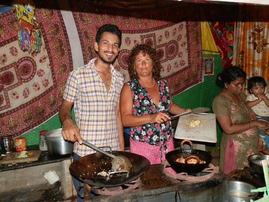 Er macht den gebratenen Reis und ich muss die Scampis machen