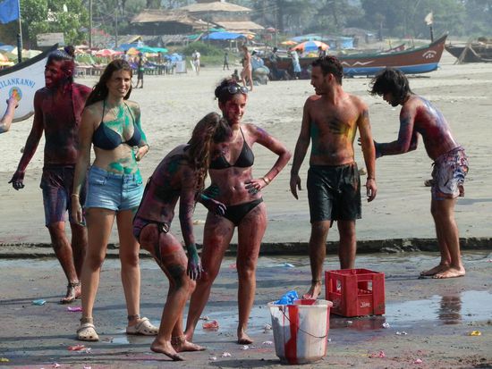 Farbenschlacht auf dem Strand