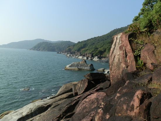 Ein Blick um die Felsen herum