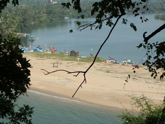 Eine Flussmündung von oben gesehen