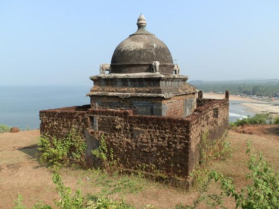 Bossi bei einem Tempel
