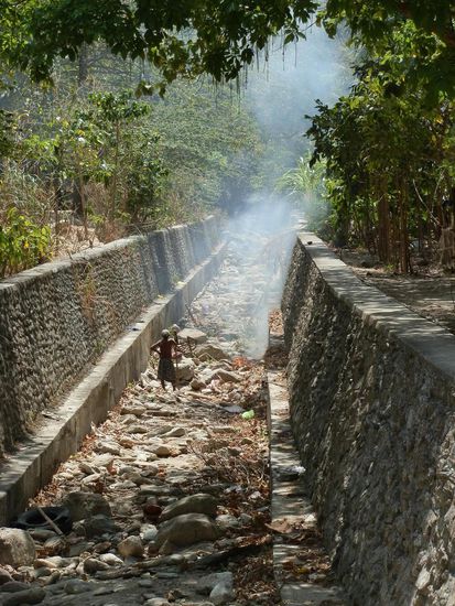 In der Regenzeit muss wohl eine ganze Menge Wasser fließen
Wenn wir dem folgen muss der eigentlich am Wasserfall enden!