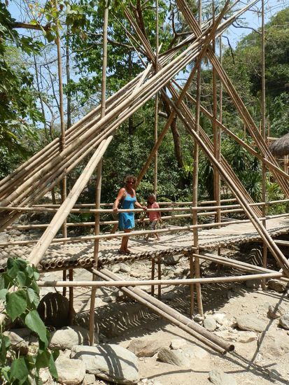 Solch eine Brücke haben wir auch noch nicht gesehen!
Auch noch kein Wasser - alles trocken