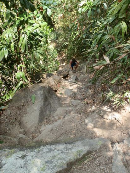 Das war die Stelle auf dem Weg zum Wasserfall die etwas schwierig war 
Wer genau hinschaut sieht mich ganz klein auf halber Strecke
