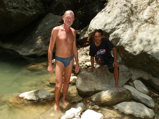 Dieser Mann sorgt dafür das es hier sauber bleibt und verkauft Kokosnüsse