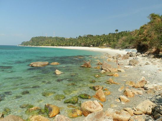 Dann auch noch die Aninuan Beach bis zum Ende durch
Da hinten um die Felsen ist die White Beach