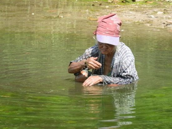 Am Anunian Beach gibt es noch einen großen Tümpel
Irgendwas haben die Frauen aus dem Untergrund gewühlt
Einige Tage später fanden wir es heraus - es waren Muscheln