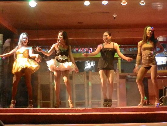 Und noch mehr Travestie Shows als noch im vorigem Jahr
Alle direkt nebeneinander und mit verschiedenen Musikrichtungen
Für die Ohren - einfach nur ohrenbetäubend 