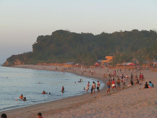 Nur zum Sonnenauf-, und untergang sind einige Menschen am Strand zu sehen! Am Wochenende wird das anders aussehen