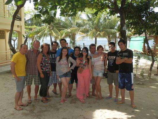 Die Mädel hatten sich erst verdrückt und wir dachten schon die wollten nichts mit uns zu tun haben 
Aber als es um Fotos machen ging waren sie sofort hellauf begeistert 