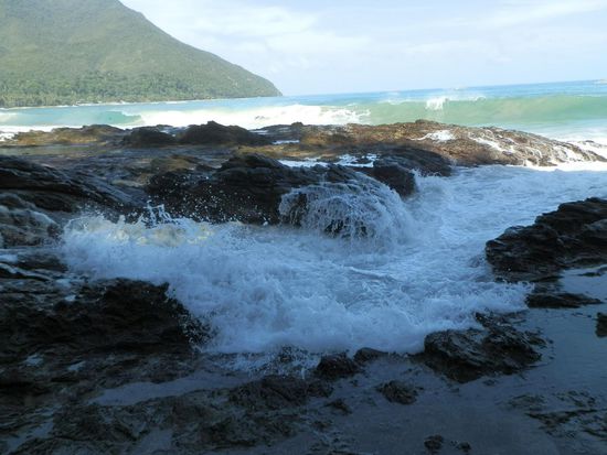 Einmal um die Felsen und wie der Strand dahinter heißt weis ich nicht aber da gibs die Zipline
