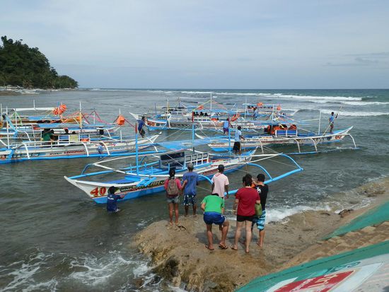 Die Auslegerboote zur Höhle