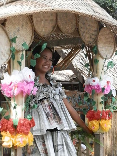 Ein wunderschönes Kleid aus Zeitungspapier