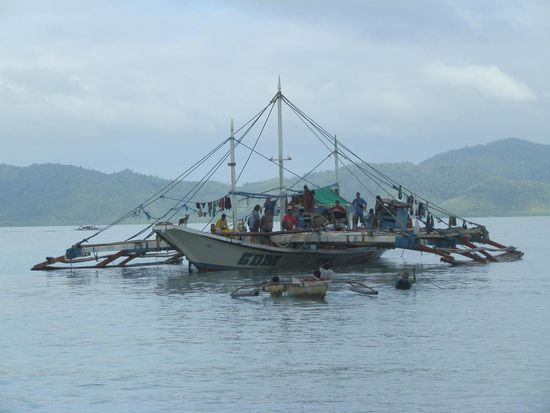 Einmal die Woche kommt ein großes Fischerboot