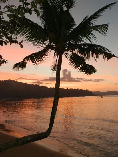 Obwohl die Sonne hinter dem Berg untergeht, gibt es trotzdem schöne Untergänge