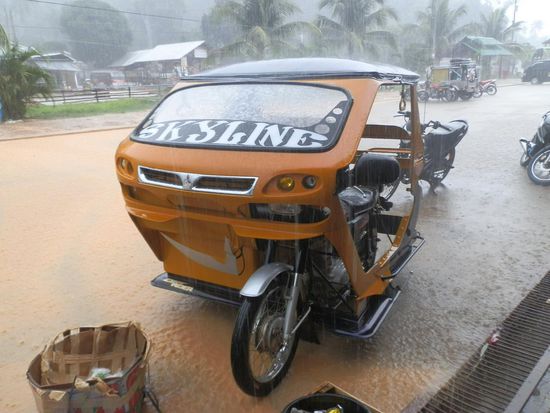 El Nido Busstation bei Regen 