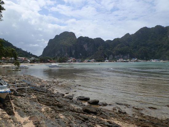 Blick auf El Nido von der Ca-alan Beach aus