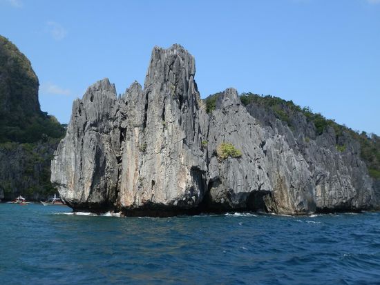 An urigen Felsformationen vorbei