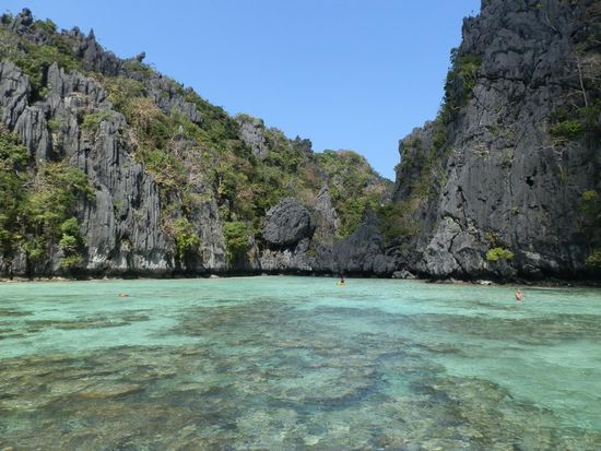 Bis zum Ende schwimmen, aber Vorsicht unter einem sind die scharfen Korallen
Dahinter befindet sich eine kleine Lagune