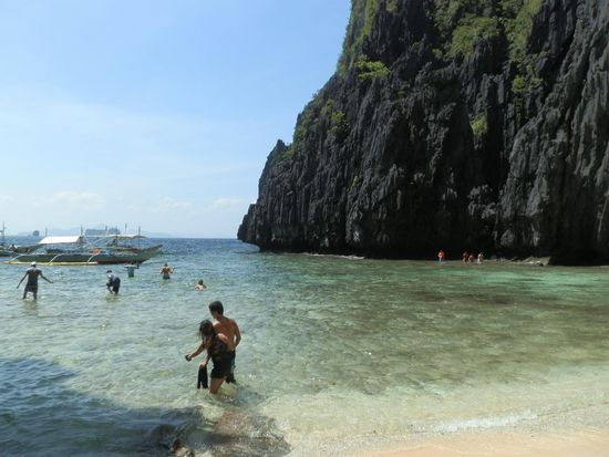 Sekret Lagune
Erst ne Runde über große Felsen im Wasser laufen
