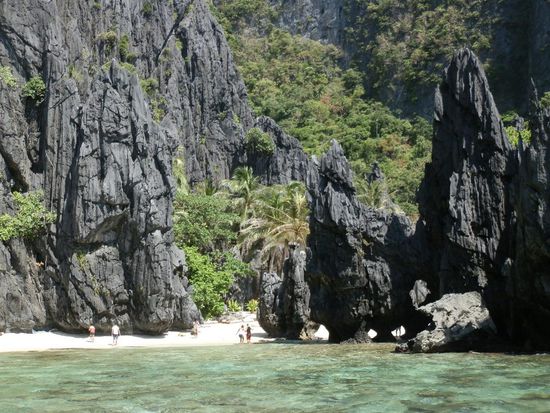 Viele kleine Strände sieht man an den vielen Inseln
Hier, die vor der Sekret Lagune