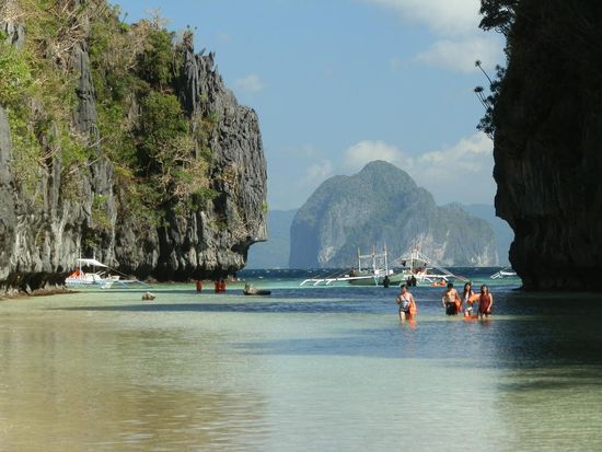 Dort hinten wartet unser Boot auf uns
