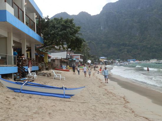 Im Hintergrund sieht man den Felsen von El Nido
Da will mein Bossi morgen rauf...