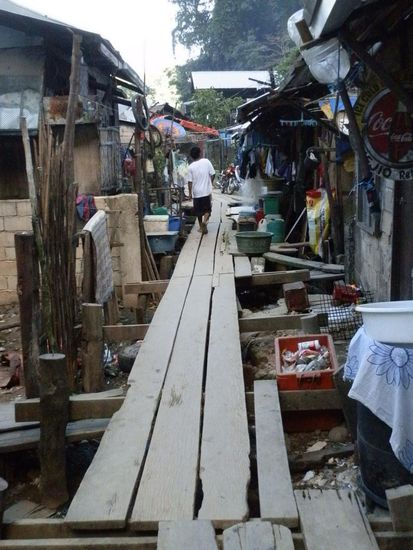 Der Slum von El Nido
Die vom Strand vertriebenen Fischer von damals
Damals...ist noch nicht lange her!