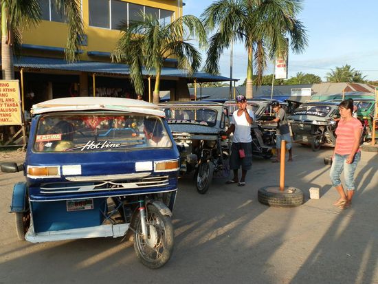 Reges Treiben vor dem Marktgebäude