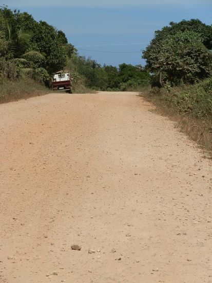 An dieser Strasse geht irgentwo der Pfad zum Berg hinauf
