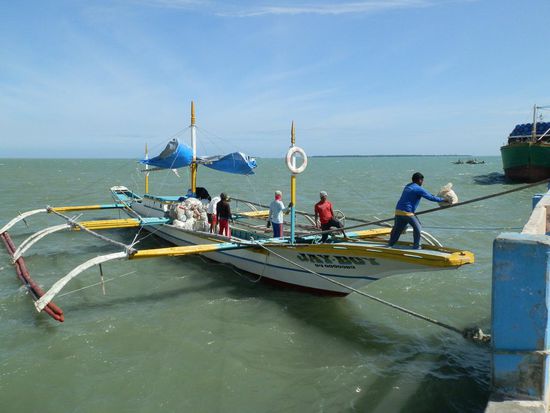 Umladen auf andere Boote zu den Inseln
Die haben es echt nicht leicht!