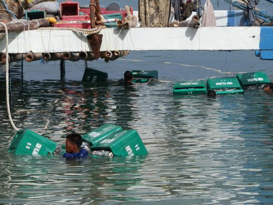 Die Kisten werden einfach ins Wasser geworfen und an Land geschleppt