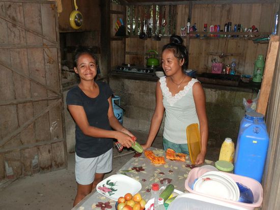 Von wegen der Kaikai macht alles
Die zwei Mädels hat er dafür angeheuert 