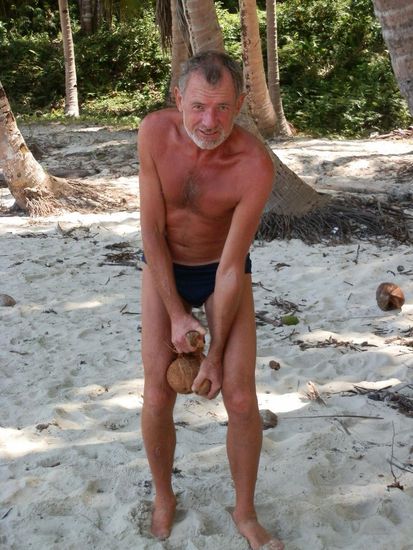 Als Zwischenmahlzeit gab es jeden Tag eine Kokosnuss
Etwas mühsam auszupacken aber mein Bossi ist mittlerweile Experte darin 