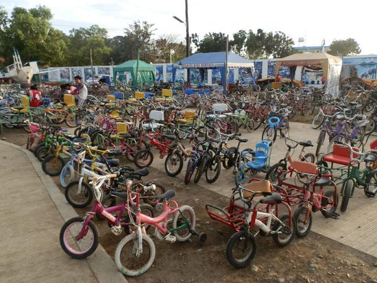 Ist das nicht niedlich! Fahrräder ausleihen und damit über die Promenade 
Ein riesen großer Spaß für die Einheimischen