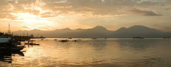Sonnenuntergang über den Bergen von Puerto Princesa