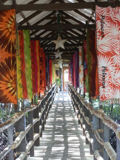 Eingang zu einem Restaurant am Wasser