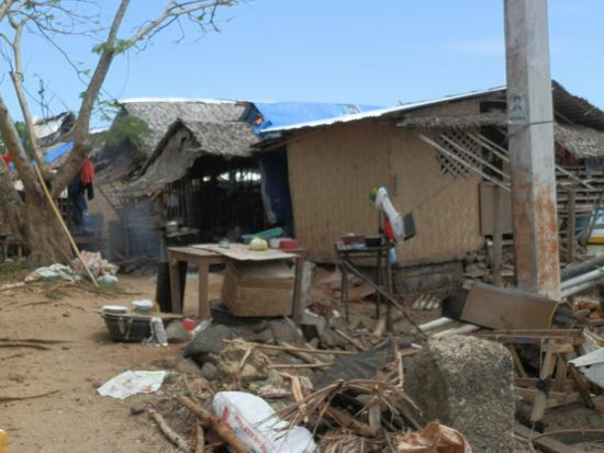 Hier war unsere Umrundung beendet
In einer Nebenstraße ging es noch bis zum Flughafengelände
Wenn wir gewollt hätten, hätten wir den sogar noch überqueren können. Einfach über den Zaun steigen. 
Von den Leuten dort und sogar von den dort ansässigen Militärs empfohlen.