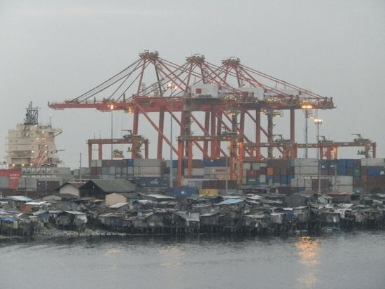 Ein Gemisch aus Kontainerhafen und Slum