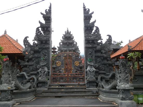 Genau gegenüber dieser schöner Tempel