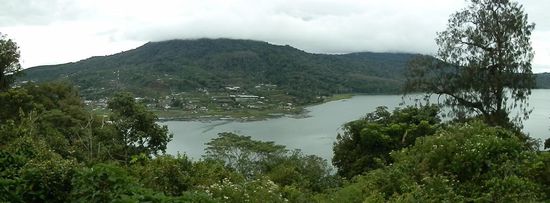 Der See Buyan liegt uns zu Füßen