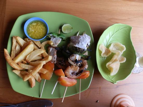 Fischspieße und zur abwechslung mal nicht mit Reis 
Die Chips haben wir schon vorher fast vernichtet...baden macht eben hungrig
