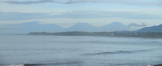 Von hier aus kann man sogar die Berge von Java sehen