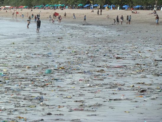 Nun nochmal zu einem sehr traurigen Bild - Der Alptraum schlechthin
Plastikmüll so weit das Auge reicht und das Meer ist auch voll davon
Kuta das Badeparadies? Angeblich ist es nur zur Regenzeit so schlimm
und alles von Java kommen! Wir haben allerdings auch auf Bali genug Flüsse gesehen die voll von Plastik waren, und wenn der Regen fällt wird alles ins Meer gespült