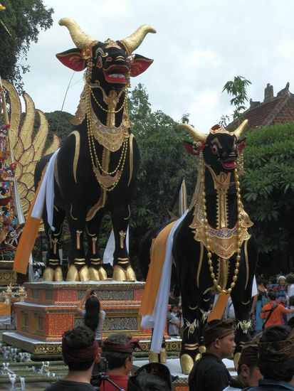 Und die Prozession durch Ubud würde sowieso an uns vorüber ziehen