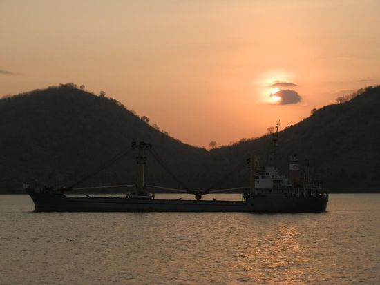 Sonnenuntergang kurz vorm Anlegen in Lembar