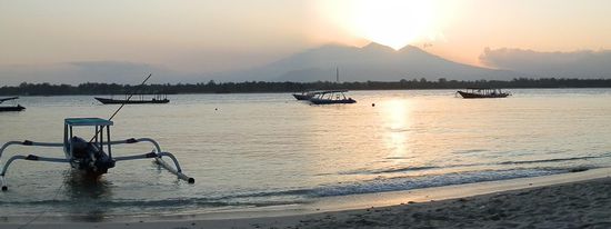 6.05 Uhr Sonnenaufgang über dem Rinjani!!! Was für ein schöner Morgen