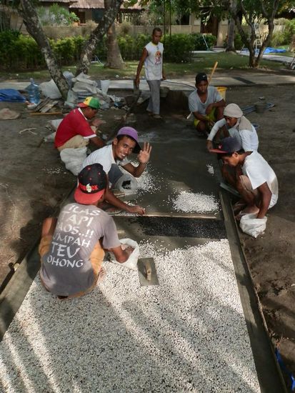 Schnell noch ein paar Steinchen verlegen
Nix mit Platten - Steinchen auf das Beton verteilen - festdrücken - fertig