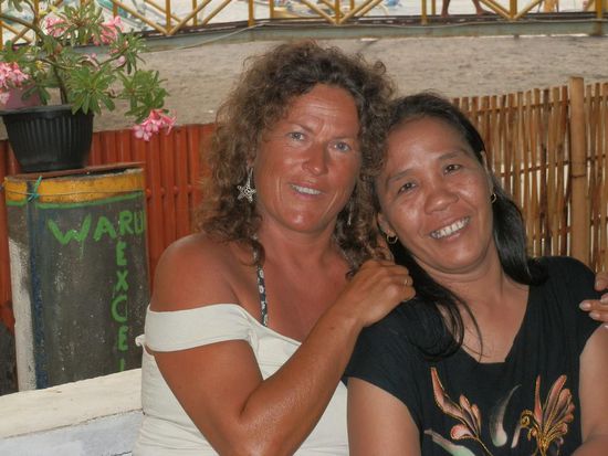 Hier im Warung-das heißt soviel wie kleines Restaurant
Selly hat uns die Tage mit ihren Köstlichkeiten versorgt. Tolles Essen und 
leckere Shakes. Wir danken dir - es war eine schöne Zeit!  
Warung Excellente - am nördlichen Strand - im Art Markt 
Besucht sie doch mal!!!