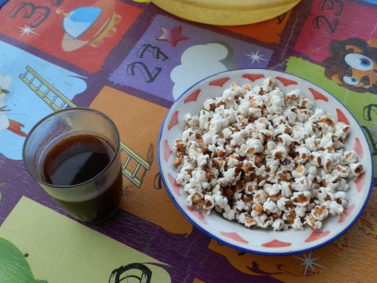 Heißer Bali Kaffee und extra für ihn - Popcorn aus dem Maisvorrat